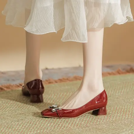 法式漆皮高跟鞋女2024新款浅口百搭方头水钻粗跟单鞋不累脚职业鞋图片