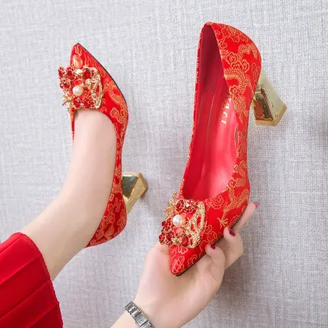 中式秀禾婚鞋女2023夏季新款粗跟不累脚红色新娘鞋尖头水钻高跟鞋图片