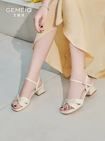 戈美其一字扣带凉鞋女夏季2025年新款露趾仙女粗跟百搭气质高跟鞋图片