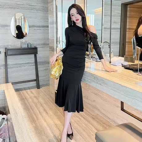 设计感小众鱼尾连衣裙秋季新款气质显瘦赫本风单肩收腰褶皱小黑裙商品大图