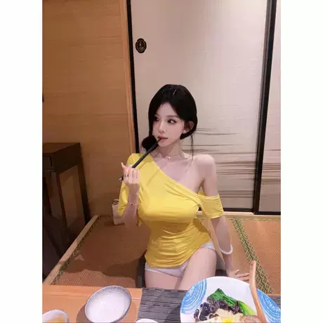 多巴胺黄色t恤打底衫露肩短袖性感莫尔宽松显瘦斜肩不规则上衣图片