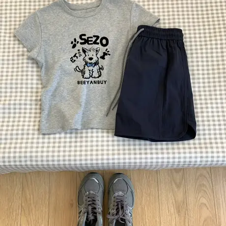 自带时髦慵懶风！正肩不漏腰修身短袖t恤女夏季花灰减龄印花上衣商品大图