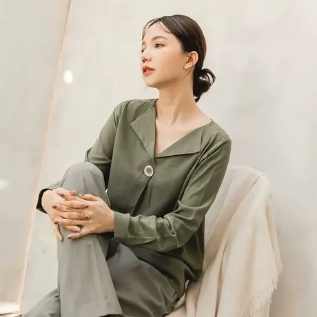 桔熊春秋季文艺范V领纯色扣饰舒适柔软长袖上衣女装大码AB16164图片