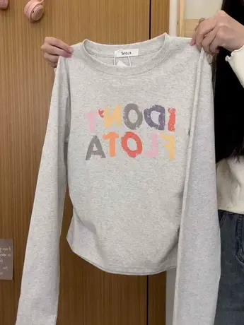 红续涂鸦彩色字母正肩长袖T恤女日系学院风收腰内搭上衣秋冬新款图片