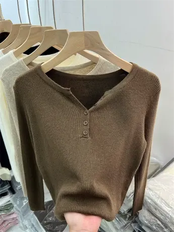 V领针织衫咖色坑条上衣小衫女2023早秋新款纽扣拼接打底衫长袖t恤图片