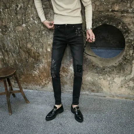 2023春季个性金属纽扣破洞小脚裤男韩版修身潮流印花小脚牛仔长裤商品大图