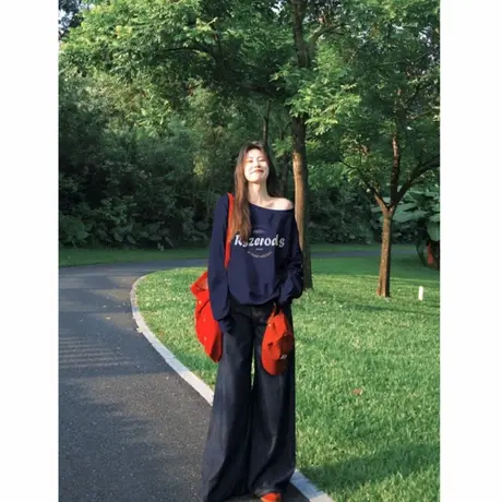 美式高街藏青色斜领长袖卫衣女秋季薄款字母印花宽松显瘦露肩上衣图片
