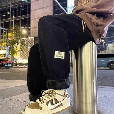 灯芯绒加绒裤子男春秋款贴标刺绣高街美式休闲宽松束脚雪尼尔长裤图片