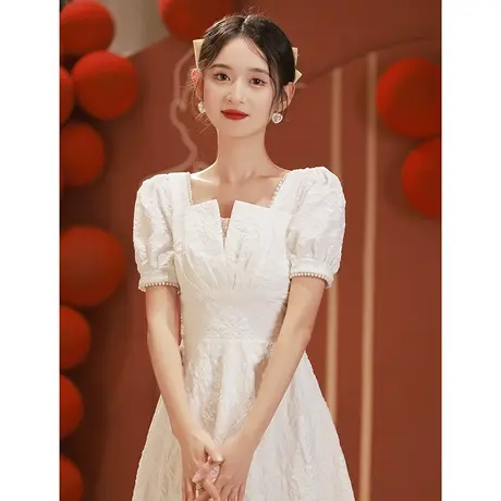 订婚连衣裙白色礼服女夏季轻奢小众高端法式泡泡袖小个子中长款图片