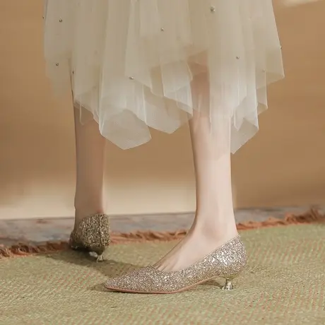 红色婚鞋新娘鞋秀禾婚纱两穿2024新款尖头细跟单鞋设计感小众气质图片