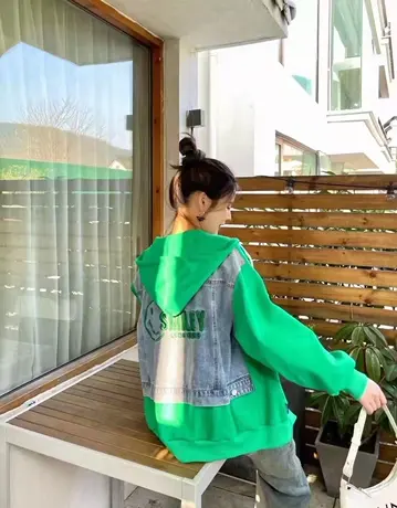 欧洲站2023春新款欧货时尚拼接牛仔连帽上衣宽松洋气创意外套女潮图片