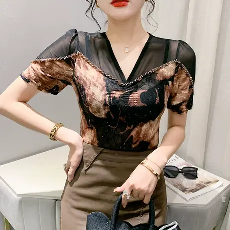 2024夏季新款网纱拼接T恤女短袖洋气印花上衣紧身钉珠性感V领小衫图片