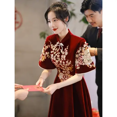 旗袍敬酒服新娘2023新款夏季酒红色订婚礼服连衣裙小个子中式刺绣图片
