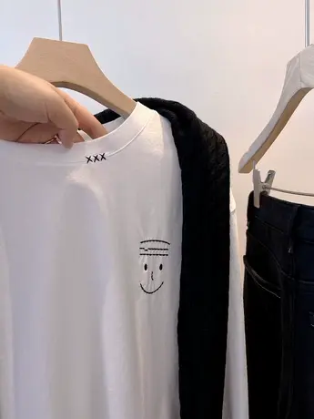 韩国one 领口小刺绣雪人笑脸磨毛厚实圆领宽松中长款内搭白T恤女图片