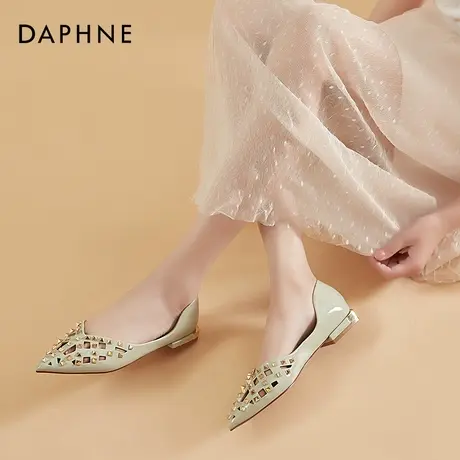 达芙妮平底单鞋女百搭尖头2021年新款低跟浅口铆钉粗跟包头凉鞋女图片