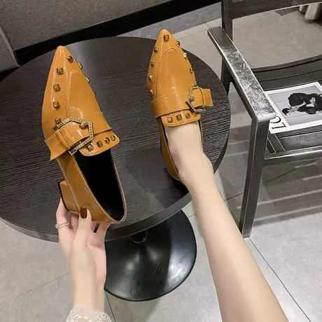 英伦风小皮鞋女2023年新款春季浅口尖头时尚铆钉一脚蹬粗跟单鞋女图片