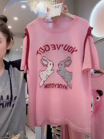 潮流网红款两只兔子t恤女夏2023字母提花气质百搭露肩设计感上衣商品大图