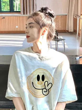 白色t恤女夏季短袖2023年新款笑脸纯棉中长款宽松欧货体恤衣服ins图片