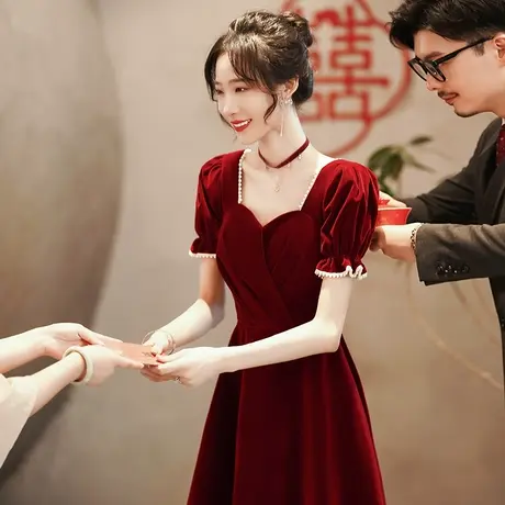 法式敬酒服新娘2023新款酒红色高级感订婚礼服连衣裙回门钉珠丝绒图片