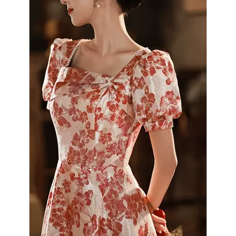 订婚礼服女夏季敬酒服新娘2023新款小个子法式方领泡泡袖连衣裙图片