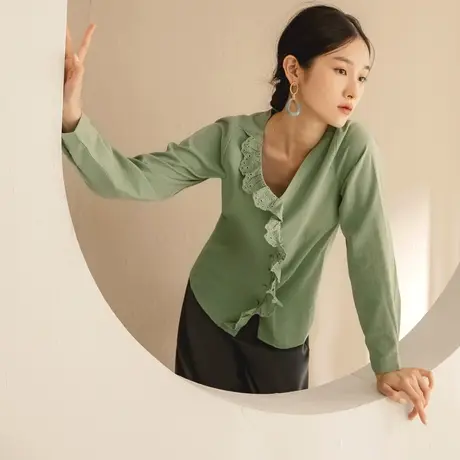 桔熊春秋季设计感V领蕾丝不对称拼接衬衫长袖上衣女装大码AB15986图片