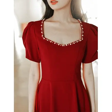 敬酒服新娘夏季酒红色平时可穿订婚礼服连衣裙女回门便装法式方领图片