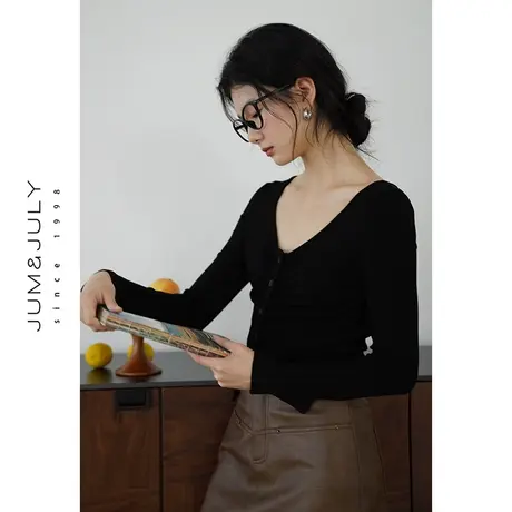 嘉茱莉2023秋季新款V领长袖T恤女短款修身上衣打底衫小众设计感商品大图