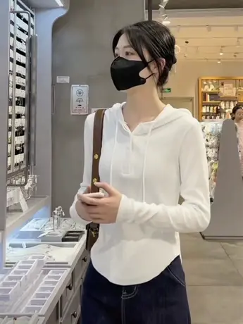 早春不规则短款连帽卫衣女春装2023年新款爆款时尚洋气长袖上衣女商品大图