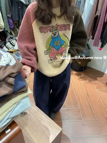 圆领字母卡通图案插肩袖拼色颗粒绒夹棉宽松套头卫衣女加绒加厚潮图片