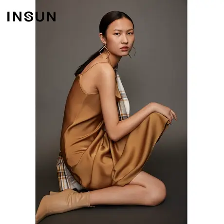 INSUN恩裳秋季醋酸光泽感吊带连衣裙图片