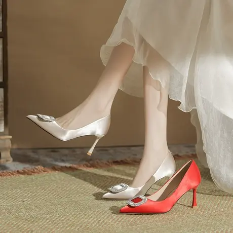 水钻方扣尖头单鞋女2024新款秋冬季百搭气质婚鞋新娘鞋高跟不累脚图片