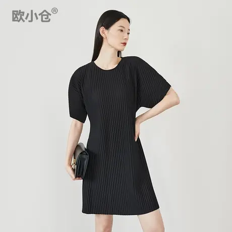 欧小仓ins博主小黑裙 肌理感针织重工褶皱工艺 圆领短袖A字连衣裙图片
