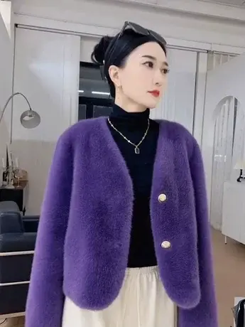 仿天鹅绒貂皮大衣皮毛一体 V领短款水貂绒环保秋冬皮草女毛毛外套图片