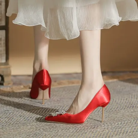 尖头浅口结婚鞋女2023年春季新款性感新娘方扣水钻细跟红色高跟鞋图片