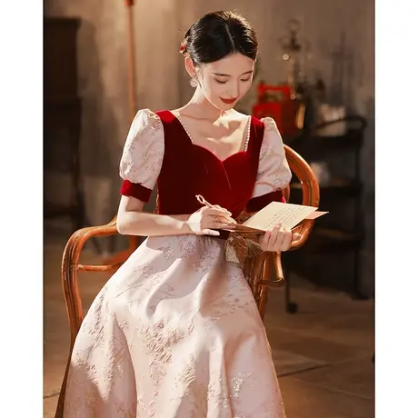 订婚礼服女夏季酒红色敬酒服新娘高端法式方领小个子泡泡袖连衣裙图片