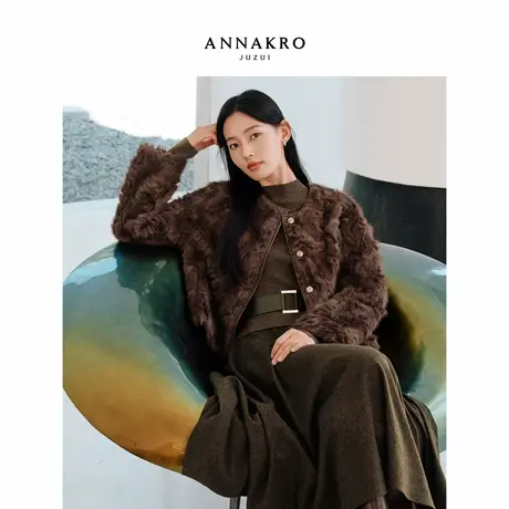 玖姿安娜蔻优雅矜贵千金风圆领短款仿皮草绒感外套女2025冬季新款图片