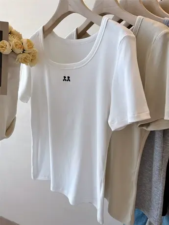 韩国新款 老客都自留 露锁骨逗号刺绣大方领螺纹棉显瘦短袖T恤女图片