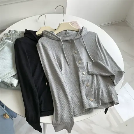 小众设计感暗扣长袖连帽薄款卫衣女高腰短款纯色坑条纹理短外套女商品大图