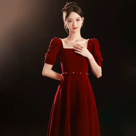 敬酒服2023新款新娘秋季红色丝绒方领简单大气订婚礼服连衣裙长款图片