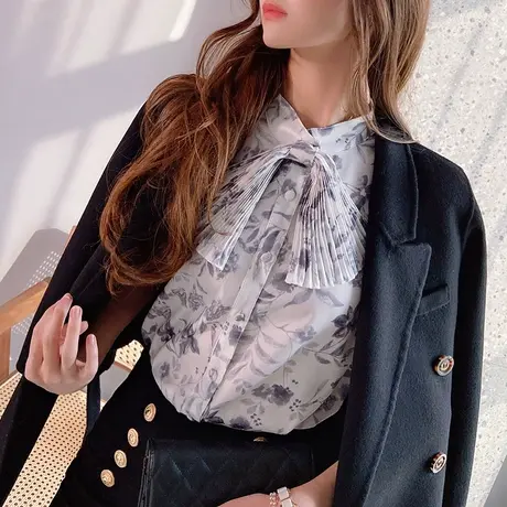 粉红大布娃娃2022新款复古时髦花色衬衫百褶蝴蝶结修身气质衬衣春图片