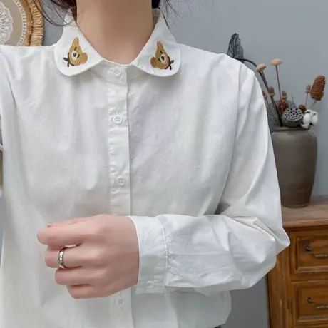 春秋新款学院风小熊刺绣娃娃领纯棉长袖白衬衫女学生宽松叠穿上衣图片