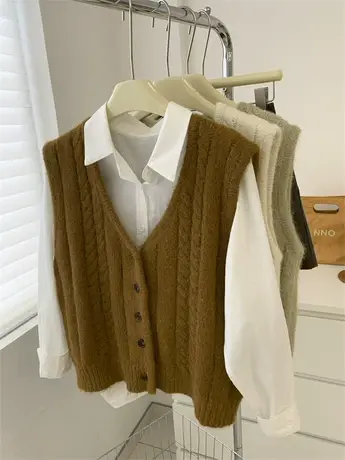 秋冬氛围感焦糖色V领针织马甲女小个子纽扣毛衣马夹叠穿无袖开衫图片