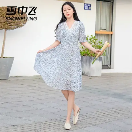 雪中飞春夏新款裙子蕾丝V领浅蓝花纹轻薄气质收腰ins连衣裙图片