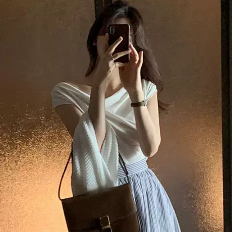 OnoevQO209简约女人味 性感露肩锁骨领褶皱修身无袖T恤pt图片