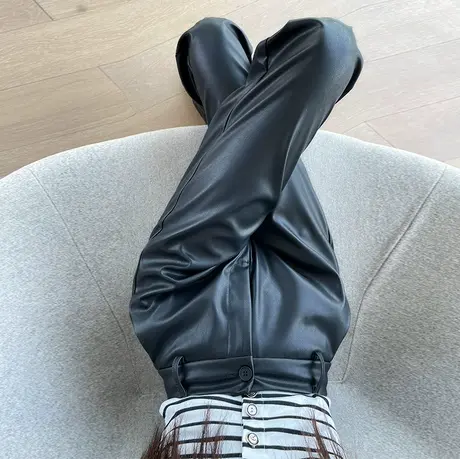 黑色哑光pu皮窄版微喇西装裤女秋冬新款高腰显瘦直筒休闲喇叭裤子图片