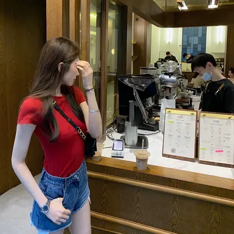 2024新款正肩短袖t恤女夏季设计感小众圆领修身短款辣妹锁骨上衣图片