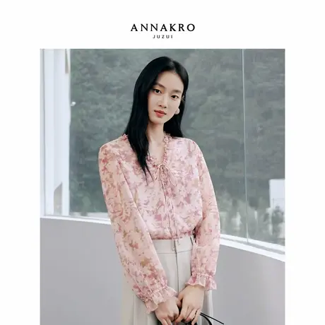玖姿安娜蔻优雅浪漫木耳边系带领雪纺晕染印花上衣女2026春季新款图片