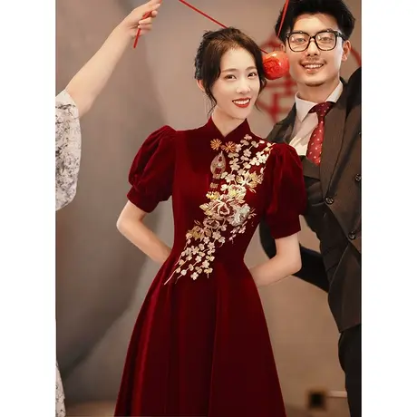 旗袍敬酒服新娘2023新款夏季酒红色订婚礼服连衣裙回门法式泡泡袖图片