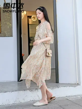 雪中飞春夏新款裙子淑女系带露肩浅金花纹轻薄舒适ins连衣裙图片