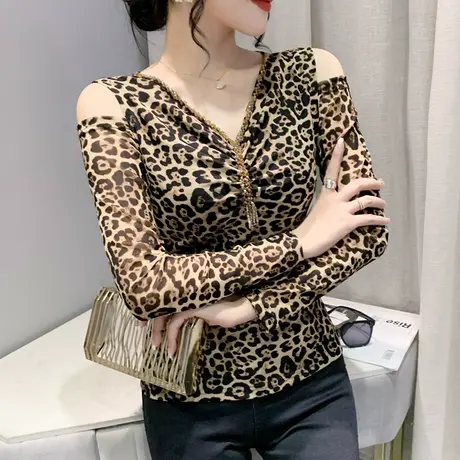 性感豹纹打底衫女长袖欧货洋气露肩V领网纱钉珠T恤春秋洋气上衣潮图片